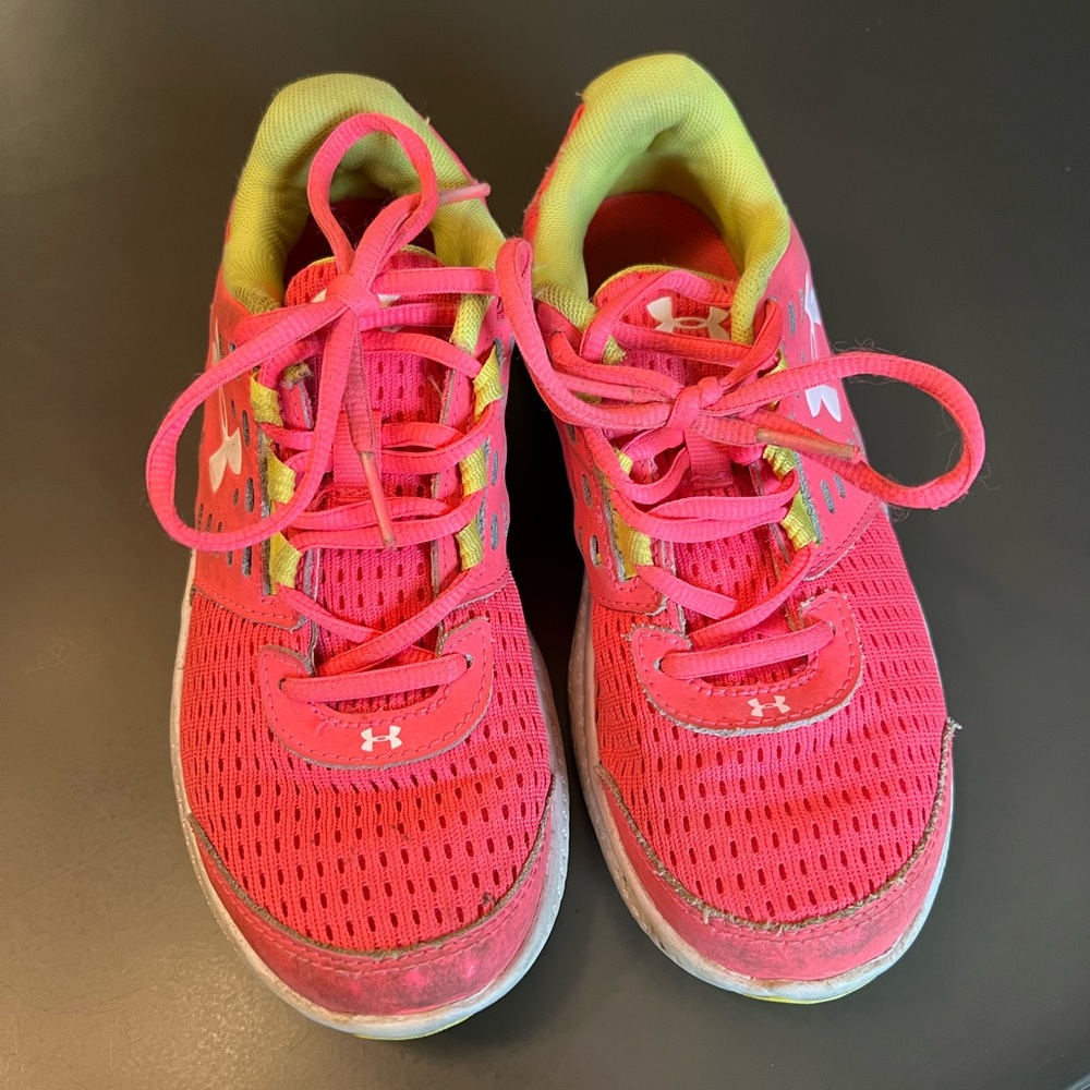 Girls Under Armour traditional lace up running shoe size 1